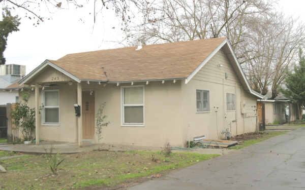 243-245 E 23rd St in Merced, CA - Building Photo