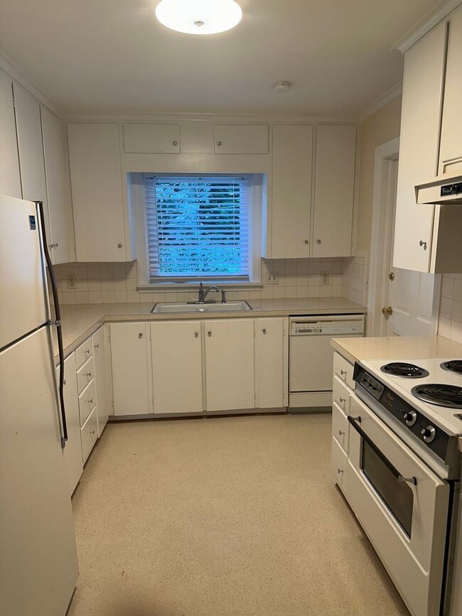 property at 2650 Grosvenor Pl