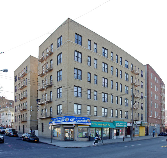 708 E 243rd St in Bronx, NY - Building Photo - Building Photo