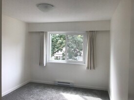 Oaklands Manor in Victoria, BC - Building Photo