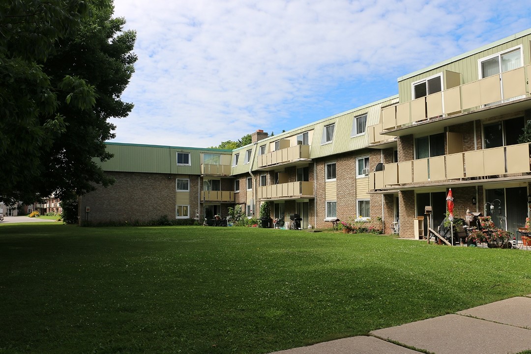 6th Street Apartments in Owen Sound, ON - Building Photo