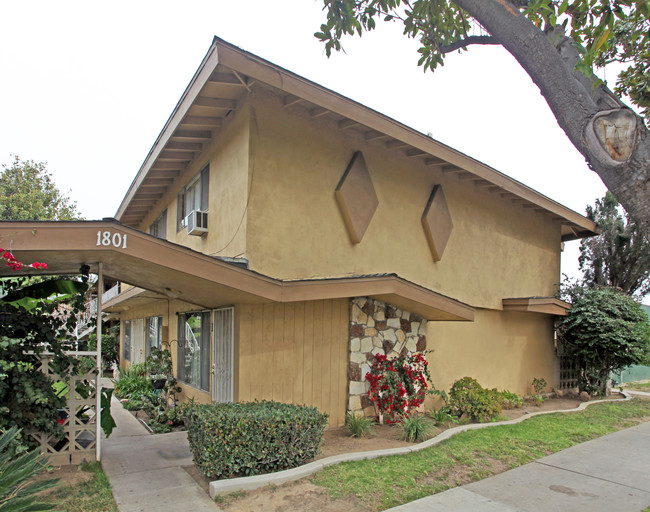 1801 E Wilson Ave in Orange, CA - Building Photo - Building Photo