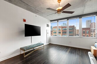 659 W Randolph St, Unit Unit 407 in Chicago, IL - Building Photo - Building Photo
