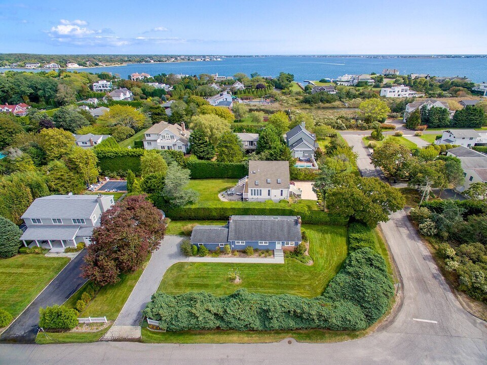 66 Halsey Rd in Remsenburg, NY - Building Photo