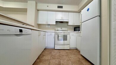 7808 Sonoma Springs Cir-Unit -105 in Greenacres, FL - Building Photo - Building Photo