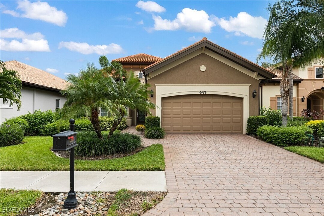 6489 Caldecott Dr in Naples, FL - Building Photo