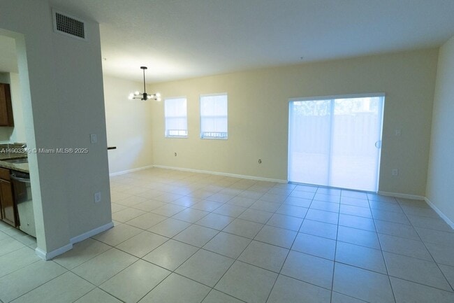 8740 NW 97th Ave in Doral, FL - Foto de edificio - Building Photo