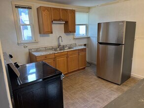 56 Chapel St, Unit 3 in Augusta, ME - Building Photo - Building Photo