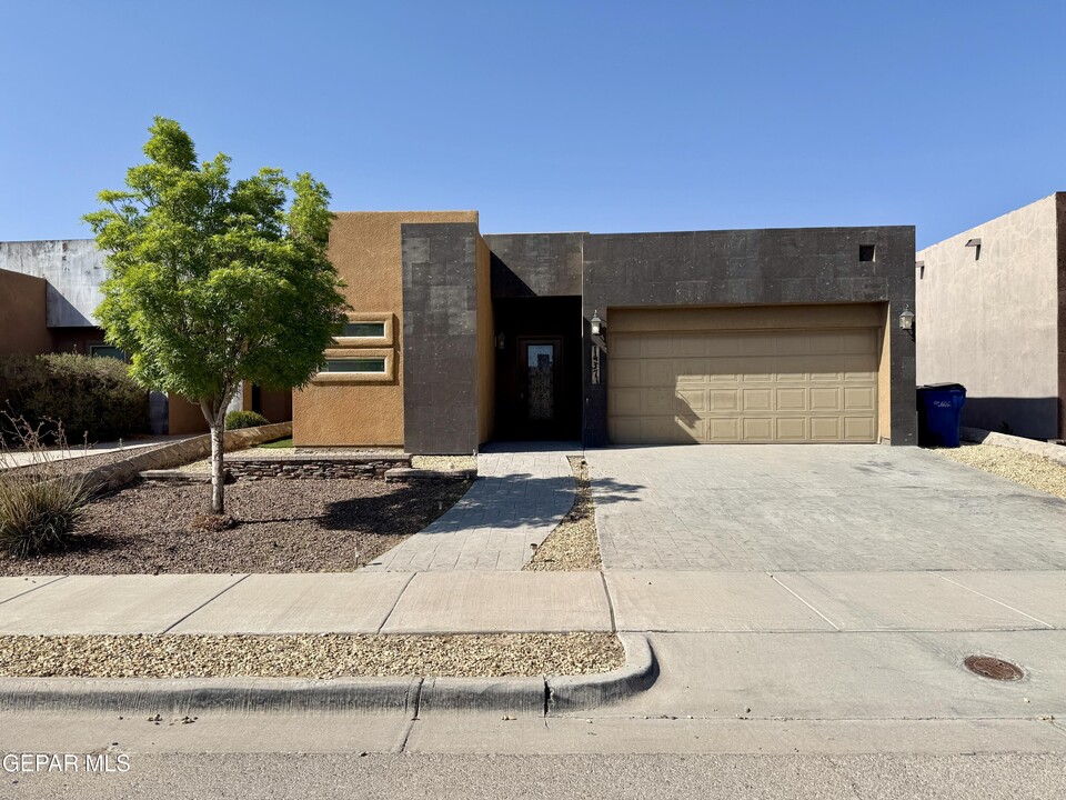 14371 High Rock Dr in El Paso, TX - Building Photo