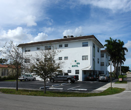 King Arthur Apartments in Hollywood, FL - Building Photo - Building Photo