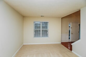 3425 Sandlake Dr SW in Marietta, GA - Foto de edificio - Building Photo