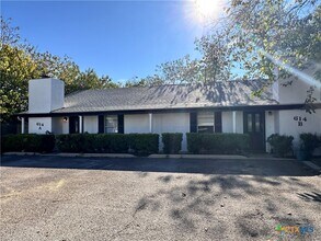 614 Mill St in San Marcos, TX - Building Photo - Building Photo