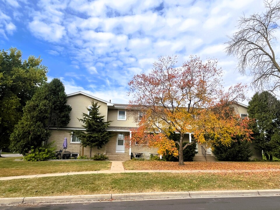 Presidential Estates Townhomes in New Hope, MN - Building Photo