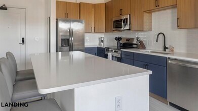 1007 S Mint St, Unit 720 in Charlotte, NC - Building Photo - Building Photo