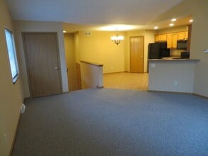 121-125 Nordic Way in Slinger, WI - Building Photo - Building Photo