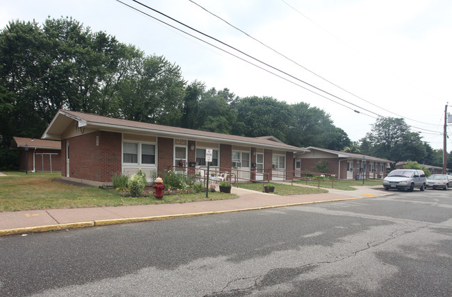 Rochambeau Apartments in East Hartford, CT - Building Photo - Building Photo