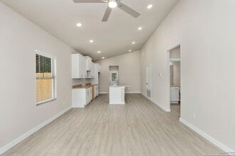 510 Carol Crest St in San Antonio, TX - Building Photo - Building Photo