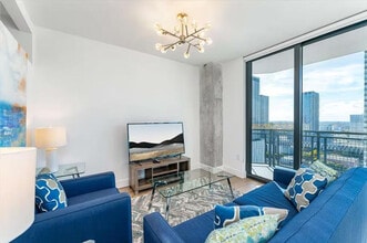 650 NE 2nd Ave in Miami, FL - Building Photo - Building Photo