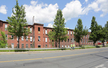 Cottage Square in Easthampton, MA - Building Photo - Building Photo