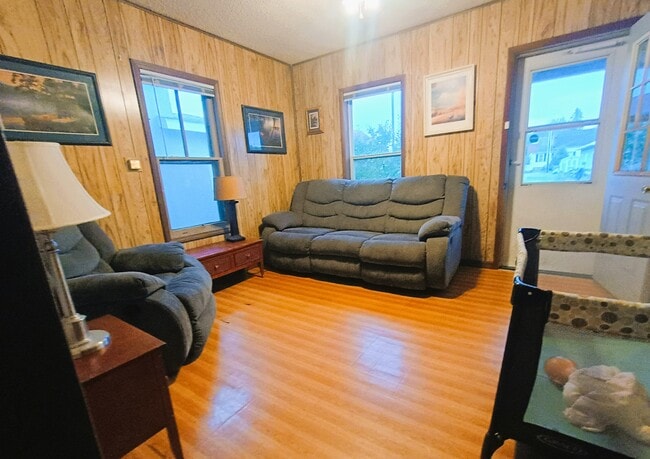 305 E 25th St in Hibbing, MN - Foto de edificio - Building Photo