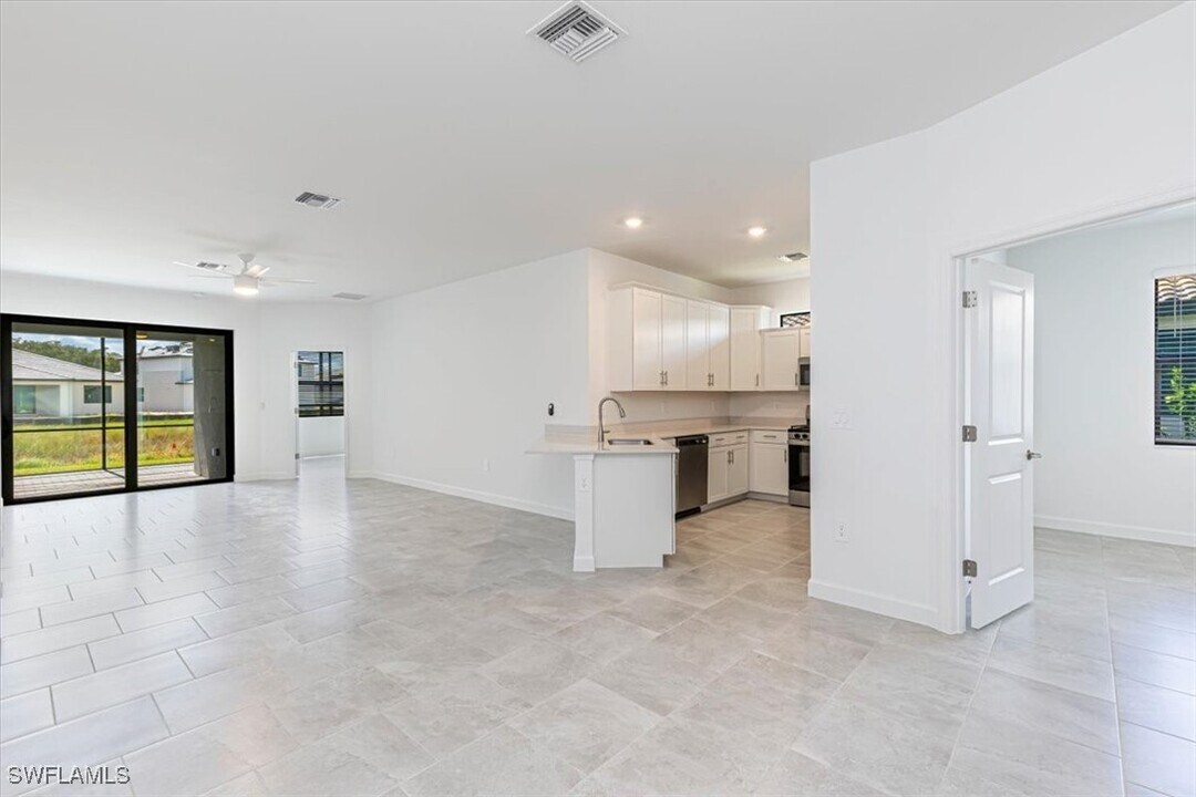 19601 Hinkley Dr in Estero, FL - Building Photo