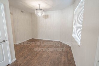 23939 Brescia Dr in Valencia, CA - Foto de edificio - Building Photo
