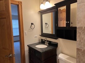 702 Crescent Ct, Unit B2