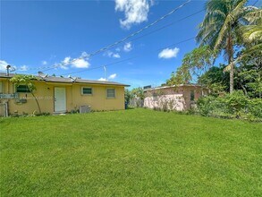 1050 NW 103rd St in Miami, FL - Foto de edificio - Building Photo