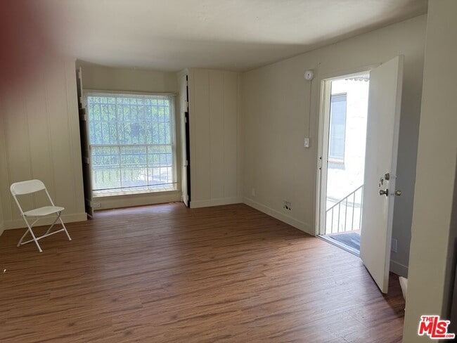 1306 S Mansfield Ave in Los Angeles, CA - Building Photo - Building Photo