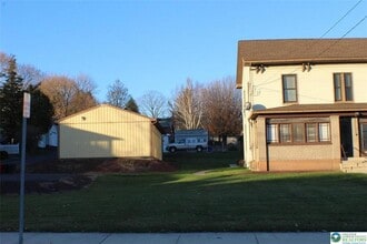 210 Mauch Chunk St in Nazareth, PA - Building Photo - Building Photo