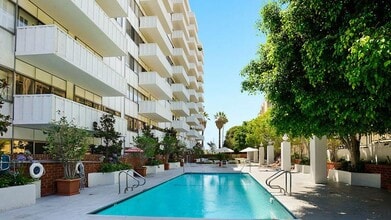 7135 Hollywood Blvd, Unit 903 in Los Angeles, CA - Building Photo - Building Photo
