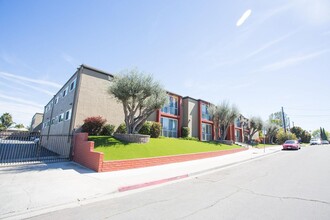 Courtyard on 68th in San Diego, CA - Foto de edificio - Building Photo