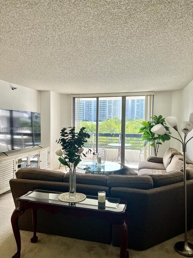 3400 NE 192 St in Miami, FL - Building Photo - Building Photo