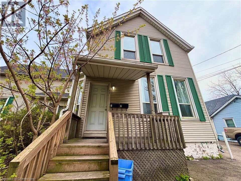 17 Duff St in Hamilton, ON - Building Photo