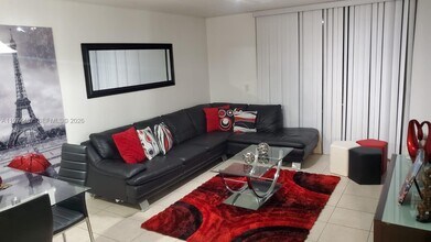 8373 Lake Dr in Doral, FL - Building Photo - Building Photo