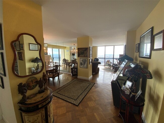 27110 Grand Central Pkwy in New York, NY - Building Photo - Building Photo