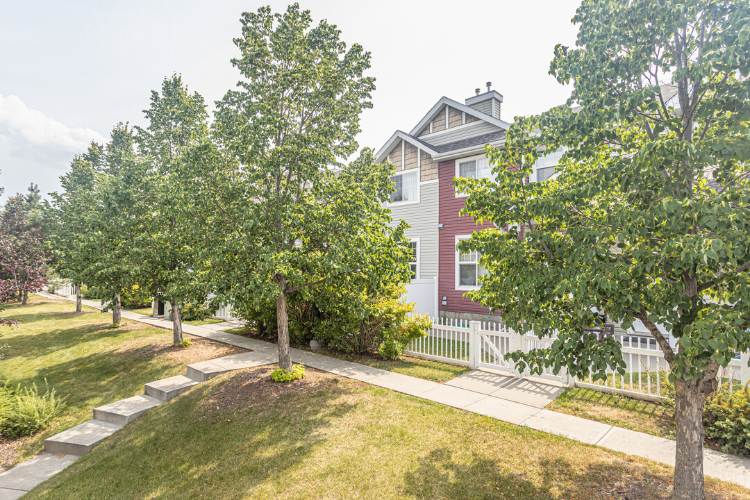 Mosaic Ridge in Edmonton, AB - Building Photo