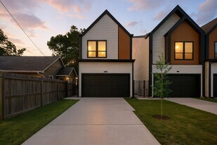 7117 England St in Houston, TX - Building Photo