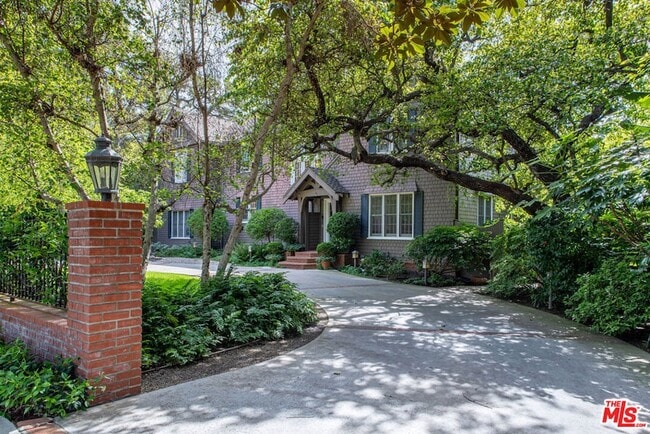 226 Palisades Ave in Santa Monica, CA - Foto de edificio - Building Photo