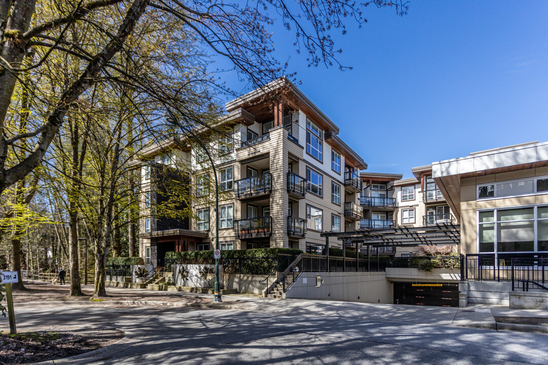 3205 Mountain Hwy in North Vancouver, BC - Building Photo