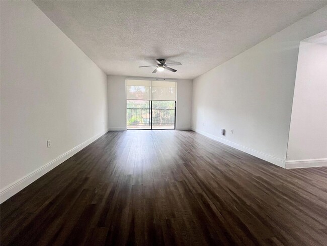 17350 NW 68th Ave, Unit 400-105 in Hialeah, FL - Building Photo - Building Photo