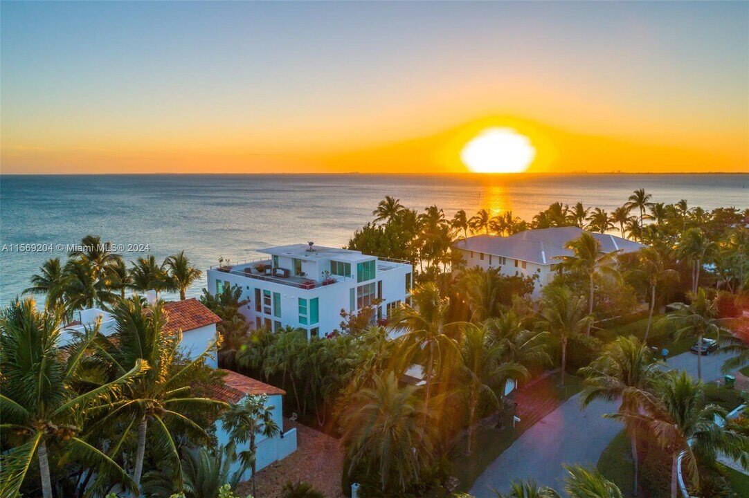 440 S Mashta Dr in Key Biscayne, FL - Building Photo