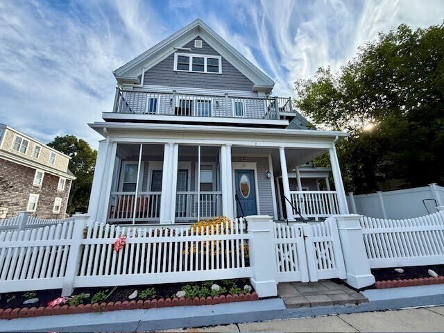 31 Mayflower St in Plymouth, MA - Building Photo