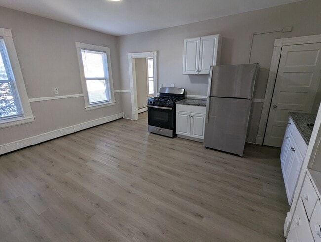 242 S High St in New Britain, CT - Building Photo - Building Photo