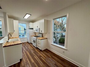 2119 Avenue O 1/2 in Galveston, TX - Building Photo - Building Photo