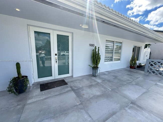 9810 SW 19th St in Miami, FL - Foto de edificio - Building Photo
