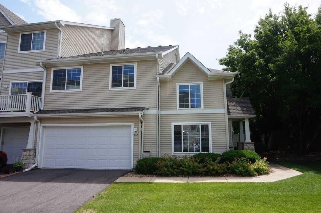 612 Willoughby Way W in Hopkins, MN - Building Photo