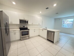 1060 SE 26th Ter in Homestead, FL - Building Photo - Building Photo