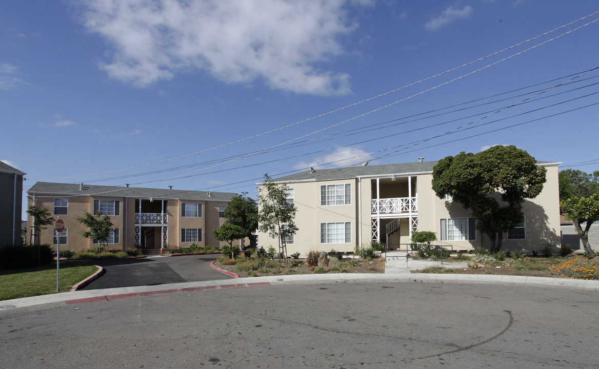 Garden Manor Apartments in Oakland, CA - Building Photo