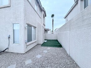 33 Belle Soleil Ave in Las Vegas, NV - Building Photo - Building Photo